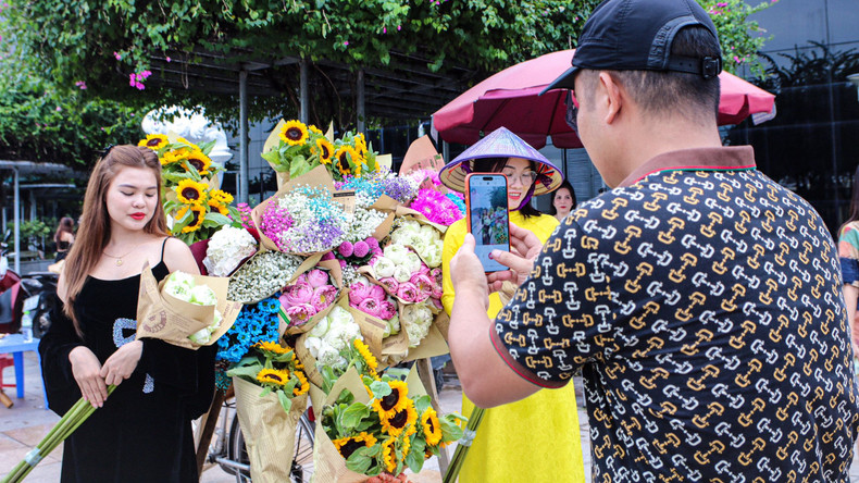 Nguyen Thi Phuong et son mari ont parcouru plus de 30 km d’Uong Bi à Ha Long pour prendre des photos avec les vélos fleuris. Photo: daidoanket Nguyen Thi Phuong et son mari ont parcouru plus de 30 km d’Uong Bi à Ha Long pour prendre des photos avec les vélos fleuris. Photo: daidoanket