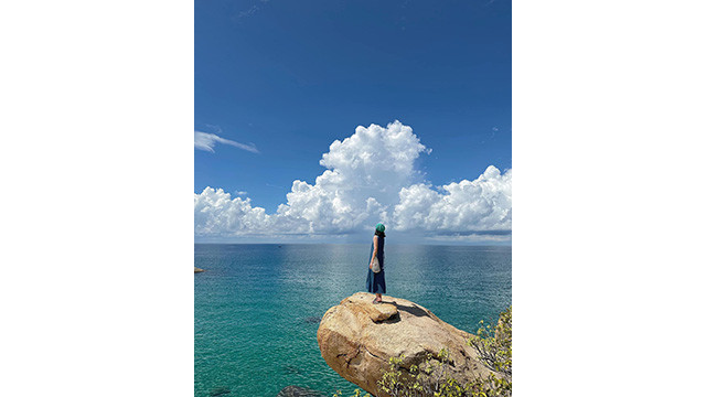 De grands rochers blancs dominant les flots créent un décor magnifique. Photo : plo.vn De grands rochers blancs dominant les flots créent un décor magnifique. Photo : plo.vn