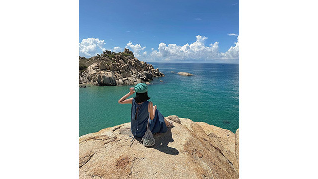 Contempler la beauté de la mer. Photo : plo.vn Contempler la beauté de la mer. Photo : plo.vn