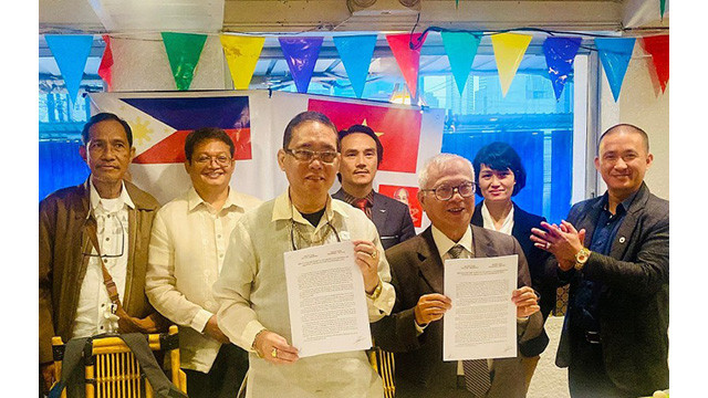 La signature du procès verbal de la réunion entre l'Association d’amitié Vietnam - Philippines et l’Association d’amitié Philippines - Vietnam. Photo : thoidai.com.vn