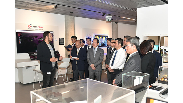 Le Vice-Premier ministre Trân Luu Quang et la délégation vietnamienne au Centre Peres pour la paix et l’innovation. Photo : VGP.