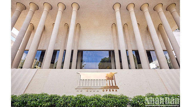Le Théâtre de Hô Guom est magnifique, avec 52 colonnes de pierres importées d’Espagne. Photo: NDEL