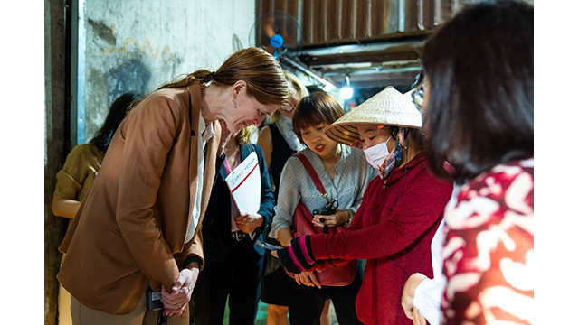 La directrice générale de l'Agence américaine pour le Développement international (USAID), Samantha Power, lors d'une rencontre avec les habitants vietnamiens. Photo : USAID.