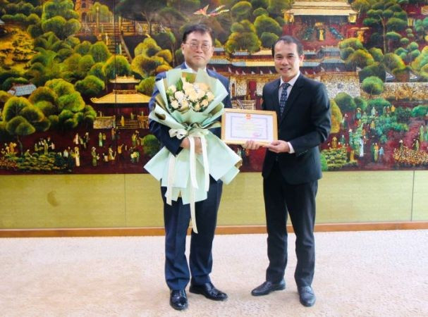 Le président du Comité populaire de la ville de Huê, Vo Lê Nhât, a décerné le titre de "Citoyen d'honneur" de la ville au directeur de la KOICA au Vietnam, Cho Han Deog. Photo : NDEL.
