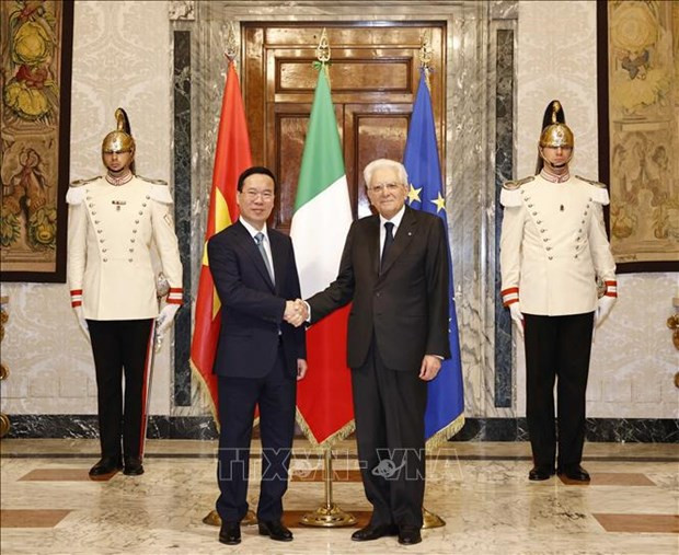 Le Président vietnamien Vo Van Thuong (gauche) et son homologue italien Sergio Mattarella, à Rome, le 26 juillet. Photo: VNA