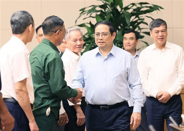 Le Premier ministre Pham Minh Chinh et des personnes méritantes de Nam Dinh. Photo :VNA