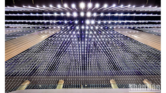 La beauté magnifique du théâtre de Hô Guom en nuit. Photo: NDEL