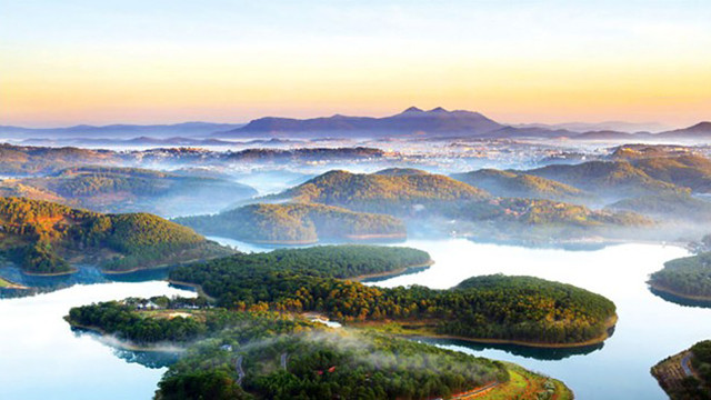 La zone touristique nationale du lac de Lâm Tuyên vue d'en haut. Photo: tienphong.vn La zone touristique nationale du lac de Lâm Tuyên vue d'en haut. Photo: tienphong.vn