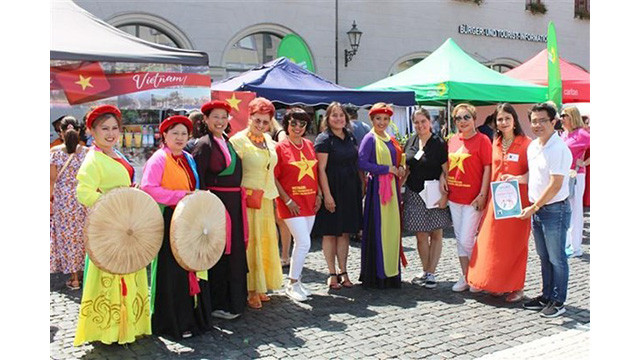 La maire de la ville d'Augsbourg Martina Wild (chemise noire, au centre), la rédactrice en chef du magazine "Huong Viêt" Pham Khanh Nam (à droite) et la communauté vietnamienne ont assisté à l'événement. Photo : VNA. La maire de la ville d'Augsbourg Martina Wild (chemise noire, au centre), la rédactrice en chef du magazine "Huong Viêt" Pham Khanh Nam (à droite) et la communauté vietnamienne ont assisté à l'événement. Photo : VNA.