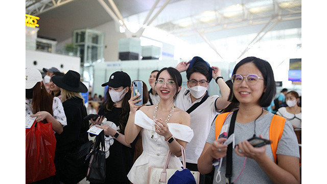 De nombreux fans sont venus souhaiter bonne chance en route aux joueuses vietnamiennes. Photo : baoquocte.vn De nombreux fans sont venus souhaiter bonne chance en route aux joueuses vietnamiennes. Photo : baoquocte.vn