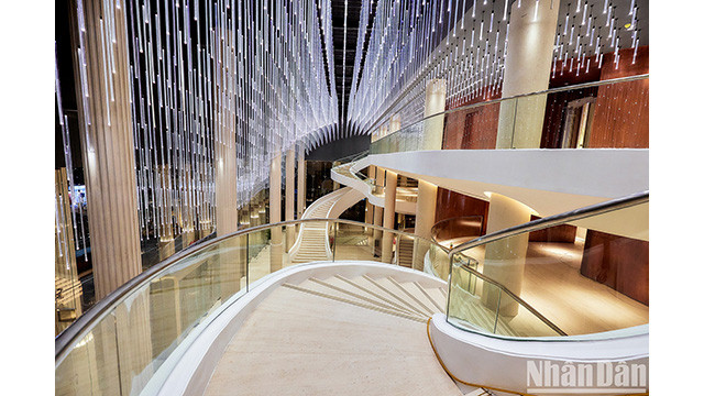 Le système d'éclairage fait scintiller le théâtre la nuit. Photo: NDEL