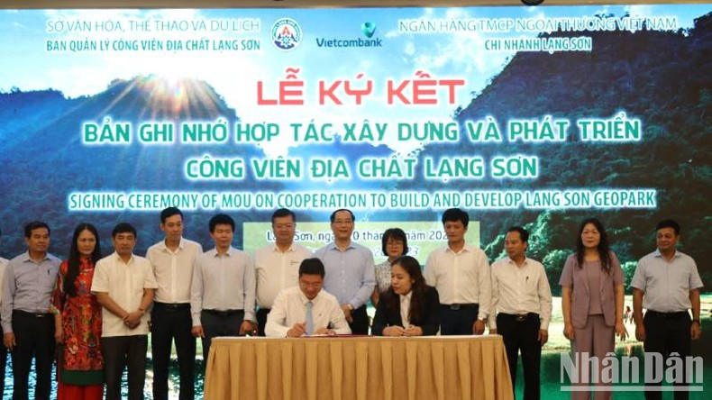 La signature d'un accord de partenariat pour le développement du géoparc de Lang Son. Photo: NDEL La signature d'un accord de partenariat pour le développement du géoparc de Lang Son. Photo: NDEL