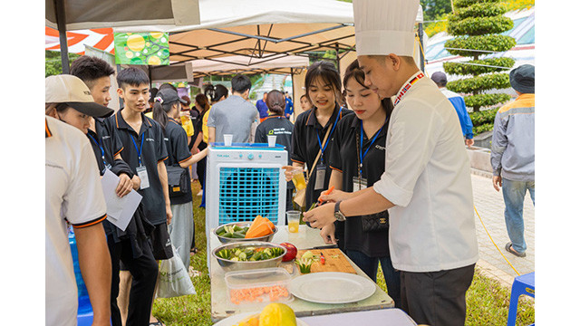 Les élèves font de l'expérience du métier de barman lors du programme « Bonjour, mes 18 ans » . Photo : GNI.