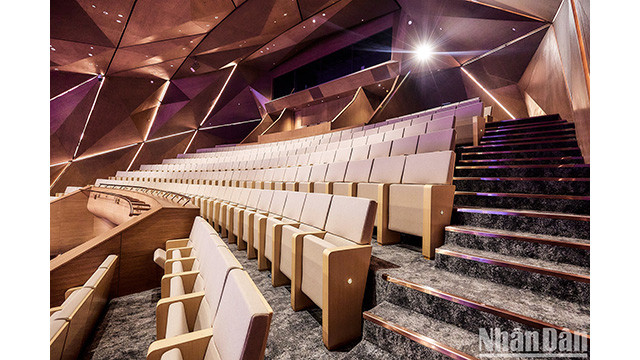 Chaque siège d'audience est équipé de bouches de climatisation en bas, aidant à répartir la température uniformément. Photo: NDEL