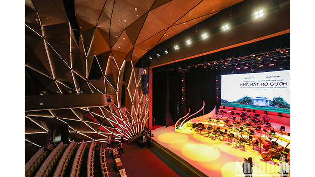 A l’intérieur, le théâtre est conçu dans un style moderne. Photo: NDEL