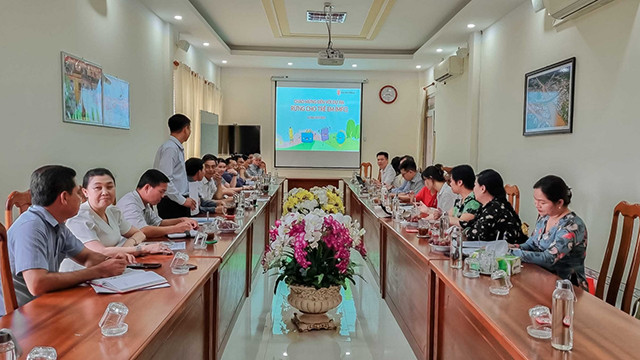 L'organisation internationale Save the Children informe les autorités du district de Trân Van Thoi du plan de mise en œuvre du projet de plantation de mangroves. Photo : thoidai.com.vn