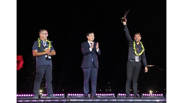 Le Comité d'organisation a décerné le titre de « championne » du DIFF 2023 à l'équipe française. Photo : NDEL. Le Comité d'organisation a décerné le titre de « championne » du DIFF 2023 à l'équipe française. Photo : NDEL.