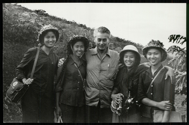 Joris Ivens (au milieu) lors du tournage du film « Le Ciel et la Terre » (1963) et Nguyen Thi Xuan Phuong (2e à droite). Photo: ivens.nl