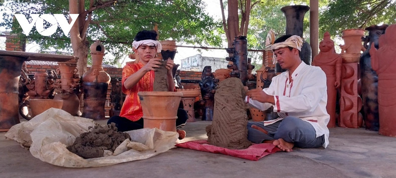Les poteries de Bàu Truc ont des couleurs typiques — rouge-jaune, rouge-rose ou brun — qui font qu’on les reconnaît du premier coup d’œil. Photo: VOV Les poteries de Bàu Truc ont des couleurs typiques — rouge-jaune, rouge-rose ou brun — qui font qu’on les reconnaît du premier coup d’œil. Photo: VOV