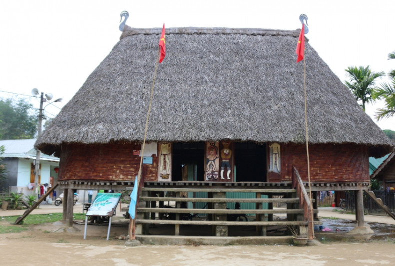 Une maison du village de Ta Lang est non seulement une destination touristique attractive, mais aussi un rappel aux jeunes générations de toujours se souvenir de l'identité culturelle de leur ethnie. Photo: VOV Une maison du village de Ta Lang est non seulement une destination touristique attractive, mais aussi un rappel aux jeunes générations de toujours se souvenir de l'identité culturelle de leur ethnie. Photo: VOV