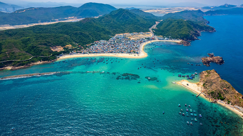 Embarquer un peu plus loin, les visiteurs peuvent déjà poser le pied sur la mousse douce qui recouvre le mur. Photo: hanoimoi