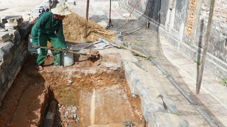 Les experts ont creusé de nombreux trous sur une superficie totale de plus de 200 m2. Photo: VOV Les experts ont creusé de nombreux trous sur une superficie totale de plus de 200 m2. Photo: VOV