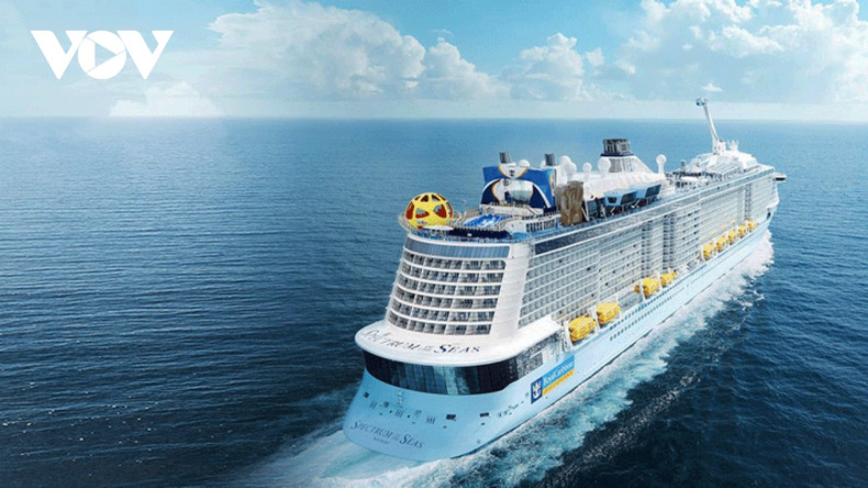 Construit par Meyer Werft (Allemagne), le Spectrum of the Seas a été mis en service en avril 2019. Il mesure 347 m de long, 63 m de haut (16 étages) avec plus de 2 000 chambres. Photo: VOV Construit par Meyer Werft (Allemagne), le Spectrum of the Seas a été mis en service en avril 2019. Il mesure 347 m de long, 63 m de haut (16 étages) avec plus de 2 000 chambres. Photo: VOV