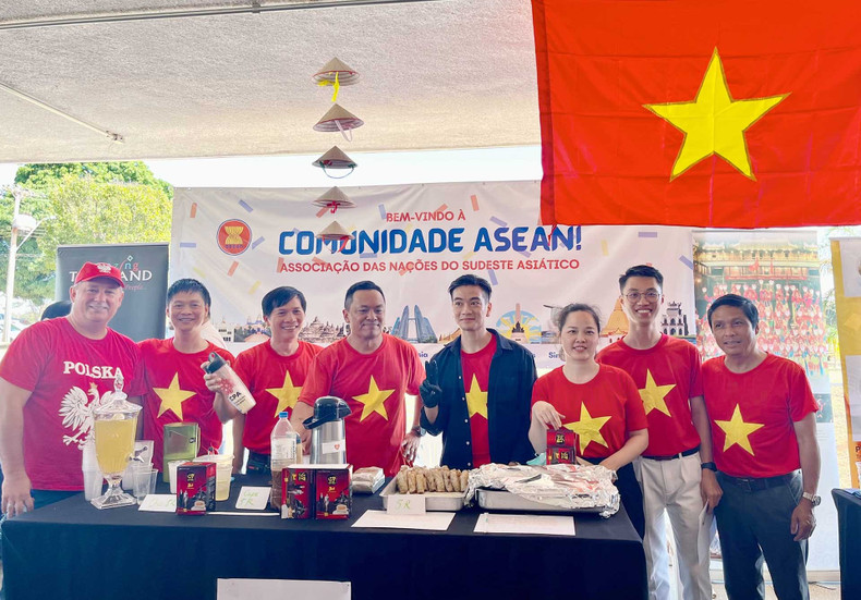 Au stand des produits vietnamiens, les visiteurs peuvent choisir des produits originaux et créatifs d’artisans vietnamiens. Photo : baoquocte