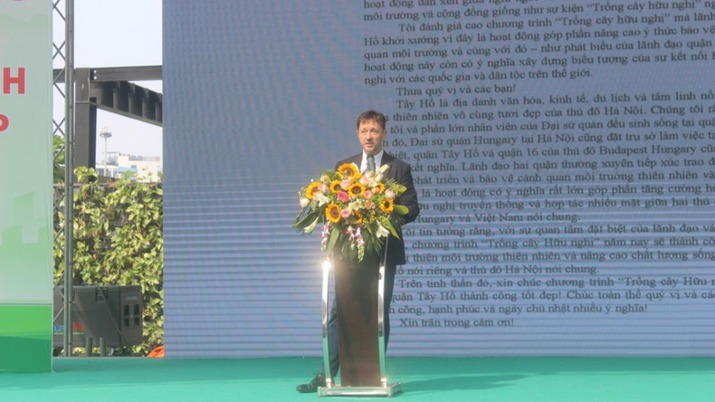 Baloghdi Tibor, ambassadeur de Hongrie au Vietnam, prend la parole lors de la cérémonie de lancement d’un programme intitulé « Planter des arbres d’amitié 2023 ». Photo: thoidai Baloghdi Tibor, ambassadeur de Hongrie au Vietnam, prend la parole lors de la cérémonie de lancement d’un programme intitulé « Planter des arbres d’amitié 2023 ». Photo: thoidai
