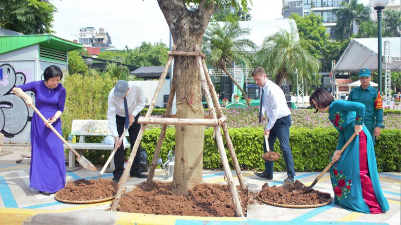 Les délégués plantent des arbres d’amitié lors de la cérémonie de lancement d’un programme intitulé « Planter des arbres d’amitié 2023 ». Photo : thoidai Les délégués plantent des arbres d’amitié lors de la cérémonie de lancement d’un programme intitulé « Planter des arbres d’amitié 2023 ». Photo : thoidai