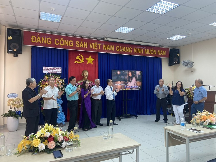 Les cadres, les fonctionnaires et les anciens dirigeants chantent ensemble lors de la rencontre à l’occasion du 42e anniversaire de la fondation du Comité des Vietnamiens de l'étranger de Hô Chi Minh-Ville. Photo : thoidai Les cadres, les fonctionnaires et les anciens dirigeants chantent ensemble lors de la rencontre à l’occasion du 42e anniversaire de la fondation du Comité des Vietnamiens de l'étranger de Hô Chi Minh-Ville. Photo : thoidai