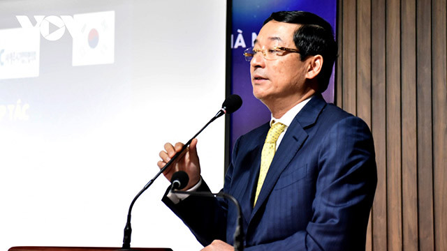 Le président de Hansiba, Nguyên Hoàng, partage les opportunités et les avantages de la coopération entre les entreprises vietnamiennes et sud-coréennes dans le domaine de l'industrie des puces semi-conductrices. Photo : VOV.