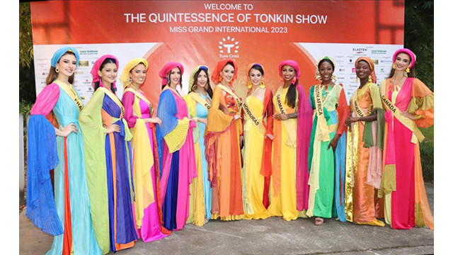 Les belles prennent la pose pour que les touristes prennent des photos. Photo: hanoimoi.vn