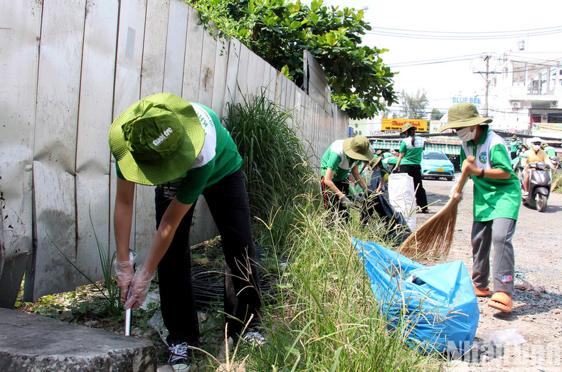 Les élèves du primaire ont également participé au nettoyage des déchets pour la protection environnementale. Photo : NDEL. Les élèves du primaire ont également participé au nettoyage des déchets pour la protection environnementale. Photo : NDEL.