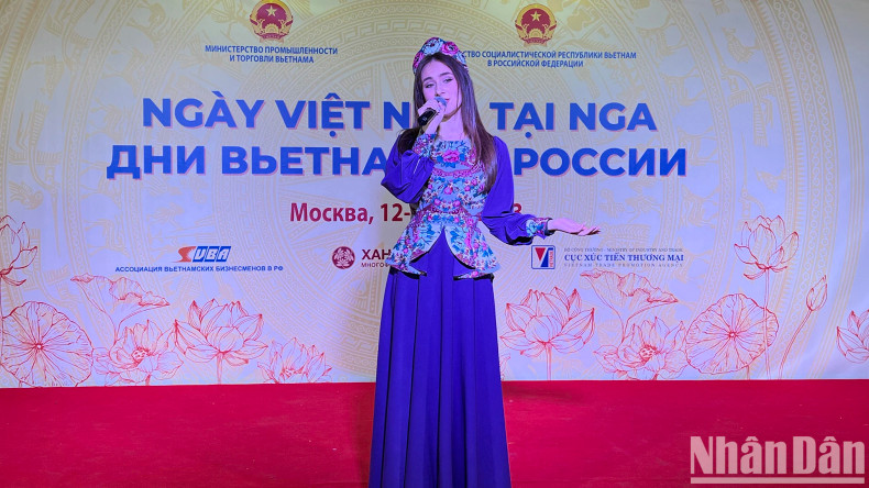 Des artistes russes ont également participé au spectacle. Ils se sont dits très impressionnés par les figures de danse vietnamiennes. Photo : NDEL. Des artistes russes ont également participé au spectacle. Ils se sont dits très impressionnés par les figures de danse vietnamiennes. Photo : NDEL.