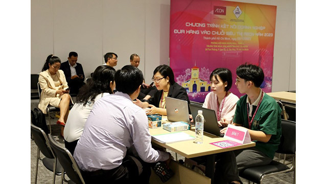 Les fournisseurs vietnamiens rencontrernt le service des achats d’AEON Vietnam pour obtenir des suggestions pour améliorer leurs produits. Photo : baodautu.vn