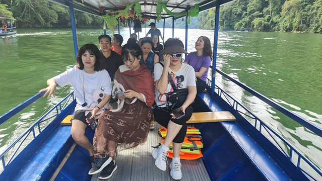 Les touristes sont dans un bateau, glissant doucement sur la surface du lac, admirant la nature merveilleuse du lac de Ba Bê, constituant une bonne expérience. Photo: daidoanket.vn Les touristes sont dans un bateau, glissant doucement sur la surface du lac, admirant la nature merveilleuse du lac de Ba Bê, constituant une bonne expérience. Photo: daidoanket.vn
