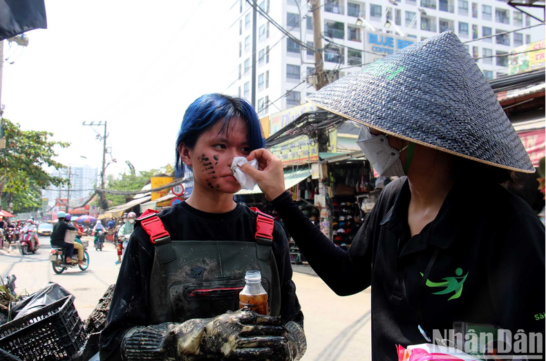 Selon Thanh Truc, étudiante en première année à l’Université d’économie et de finance de Hô Chi Minh-Ville, c’est la première fois qu’elle participe à ce programme, même si c’est un peu fatigant, elle se sent heureuse, car elle contribue à faire transmettre le message sur les actions de protection de l’environnement dans la communauté. Photo : NDEL. Selon Thanh Truc, étudiante en première année à l’Université d’économie et de finance de Hô Chi Minh-Ville, c’est la première fois qu’elle participe à ce programme, même si c’est un peu fatigant, elle se sent heureuse, car elle contribue à faire transmettre le message sur les actions de protection de l’environnement dans la communauté. Photo : NDEL.