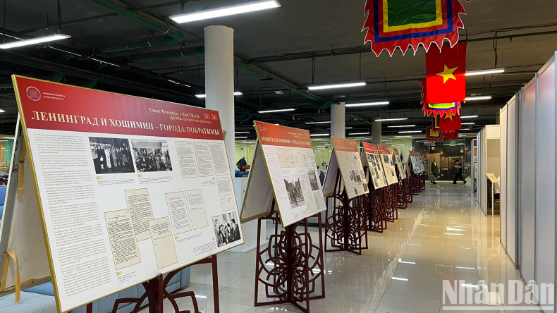 Exposition des jalons historiques dans les relations entre les deux pays à travers les périodes. Photo : NDEL. Exposition des jalons historiques dans les relations entre les deux pays à travers les périodes. Photo : NDEL.