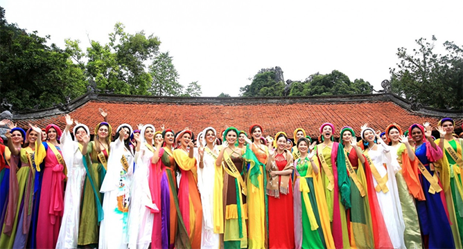Les candidates de Miss Grand International 2023 portent la tunique traditionnelle vietnamienne à 4 pièces imprégnées de la culture vietnamienne conçues par la designer Thach Linh au site historique national spécial de la pagode Thây. Photo: thoidai.com.vn Les candidates de Miss Grand International 2023 portent la tunique traditionnelle vietnamienne à 4 pièces imprégnées de la culture vietnamienne conçues par la designer Thach Linh au site historique national spécial de la pagode Thây. Photo: thoidai.com.vn