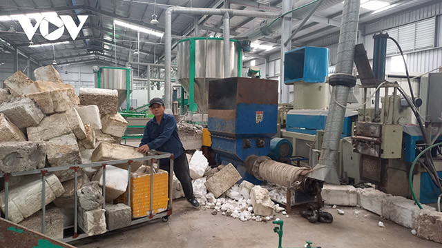 Processus d’élimination des saletés et de traitement thermique pour créer des granulés de plastique, matière première pour de nombreuses autres industries manufacturières. Photo : VOV. Processus d’élimination des saletés et de traitement thermique pour créer des granulés de plastique, matière première pour de nombreuses autres industries manufacturières. Photo : VOV.