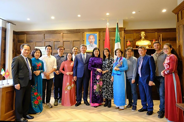 La présidente du Comité du Front de la Patrie de Hanoi, Nguyên Lan Huong et la délégation de la ville de Hanoi au bureau du consulat honoraire du Vietnam à Dublin, en Irlande. Photo: hanoimoi.vn La présidente du Comité du Front de la Patrie de Hanoi, Nguyên Lan Huong et la délégation de la ville de Hanoi au bureau du consulat honoraire du Vietnam à Dublin, en Irlande. Photo: hanoimoi.vn