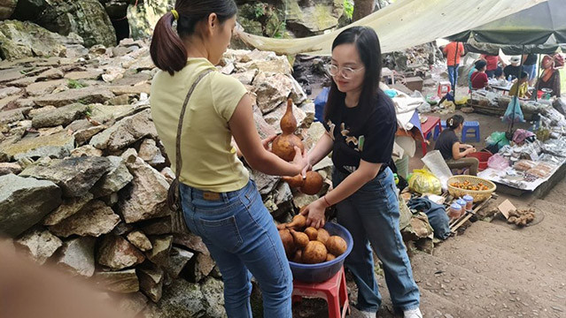 Autour du lac se trouvent de nombreux établissements d'hébergement, dont la plupart sont des établissements d'hébergement chez l'habitant. De nombreuses familles d'accueil sont situées à proximité du lac. Photo: daidoanket.vn Autour du lac se trouvent de nombreux établissements d'hébergement, dont la plupart sont des établissements d'hébergement chez l'habitant. De nombreuses familles d'accueil sont situées à proximité du lac. Photo: daidoanket.vn