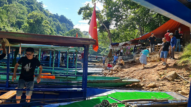 Les moyens de transport pour les visites touristiques autour du lac sont les bateaux. Il y a de nombreux quais de bateaux autour du lac. Photo: daidoanket.vn Les moyens de transport pour les visites touristiques autour du lac sont les bateaux. Il y a de nombreux quais de bateaux autour du lac. Photo: daidoanket.vn