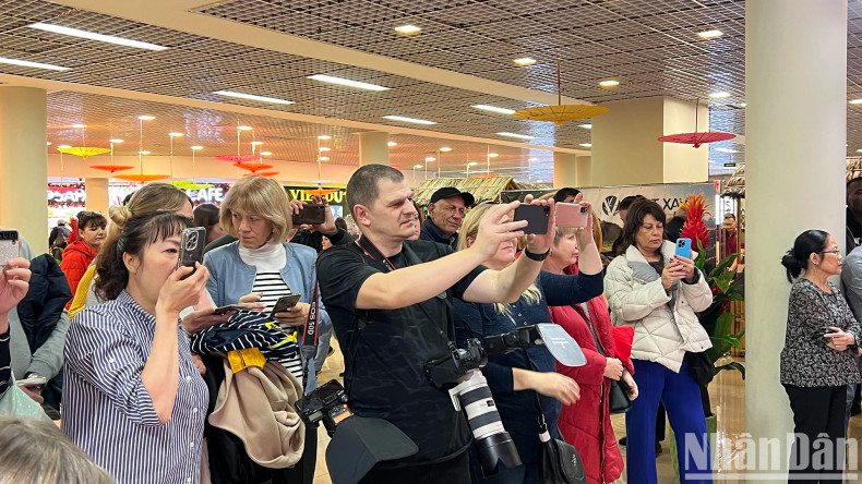 Les performances artistiques dans le cadre de l'événement ont contribué à promouvoir l'image du Vietnam et de son peuple auprès des amis russes et internationaux. Photo : NDEL. Les performances artistiques dans le cadre de l'événement ont contribué à promouvoir l'image du Vietnam et de son peuple auprès des amis russes et internationaux. Photo : NDEL.