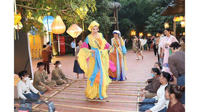 Elles s’immergent dans les jeux folkloriques vietnamiens dans la zone touristique internationale de Tuân Châu à Hanoi. Photo: hanoimoi.vn