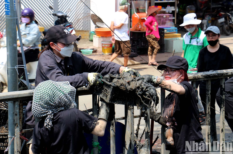 Selon les bénévoles, on trouve toutes sortes de déchets comme des sacs et des bouteilles en plastique, des vêtements, des canettes et même des aiguilles. Photo : NDEL. Selon les bénévoles, on trouve toutes sortes de déchets comme des sacs et des bouteilles en plastique, des vêtements, des canettes et même des aiguilles. Photo : NDEL.