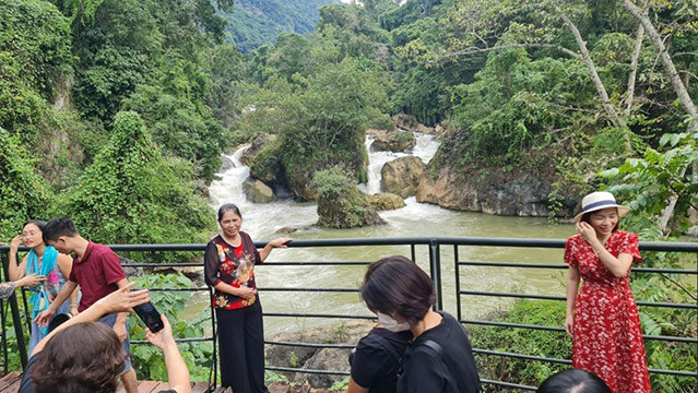 Dans les lieux visités sur le lac, les gens vendent de nombreux produits originaires du lac, comme des champignons, du miel, du poisson grillé et des foulards des Tày. Photo: daidoanket.vn Dans les lieux visités sur le lac, les gens vendent de nombreux produits originaires du lac, comme des champignons, du miel, du poisson grillé et des foulards des Tày. Photo: daidoanket.vn