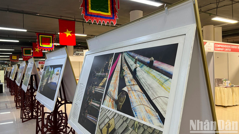 Exposition sur les paysages et des métiers artisanaux traditionnels vietnamiens. Photo : NDEL. Exposition sur les paysages et des métiers artisanaux traditionnels vietnamiens. Photo : NDEL.