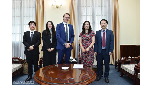 La vice-ministre des Affaires étrangères, Lê Thi Thu Hang (2e de droite à gauce) et le consul honoraire du Vietnam en Autrice, Markus Kircher (3 de droite à gauche) lors de la réception. Photo : baoquocte.vn La vice-ministre des Affaires étrangères, Lê Thi Thu Hang (2e de droite à gauce) et le consul honoraire du Vietnam en Autrice, Markus Kircher (3 de droite à gauche) lors de la réception. Photo : baoquocte.vn